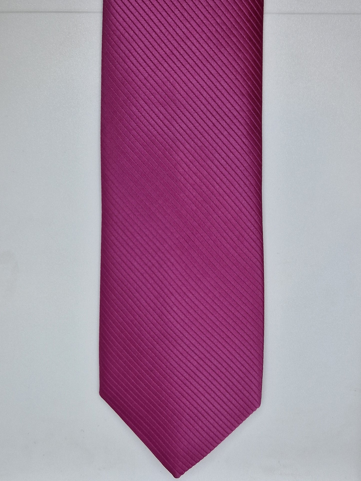 Ribbed fuschia tie